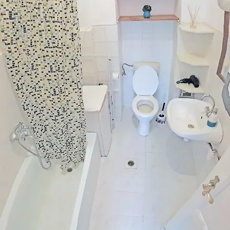 **full Apartment** Central Check-in Anytime After 3pm Budapest